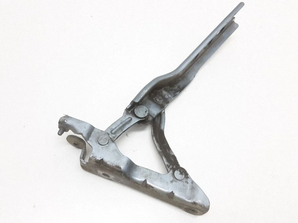 Engine bonnet/hood hinges – Skoda Octavia Mk2 (1Z) (2004-2013)