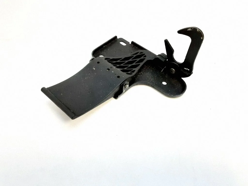 Engine bonnet/hood lock/latch loop/hook – Audi A8 S8 D3 4E (2002-2009)