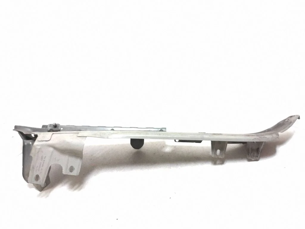 Wspornik błotnika 4L0805175
