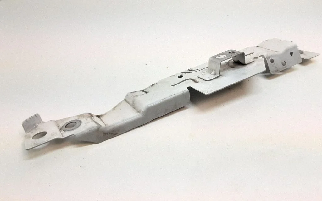 Fender mounting bracket 31416626