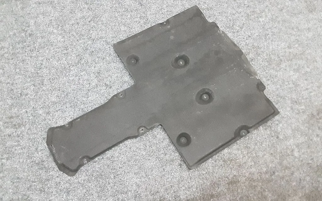 Center/middle under tray cover 99150460300