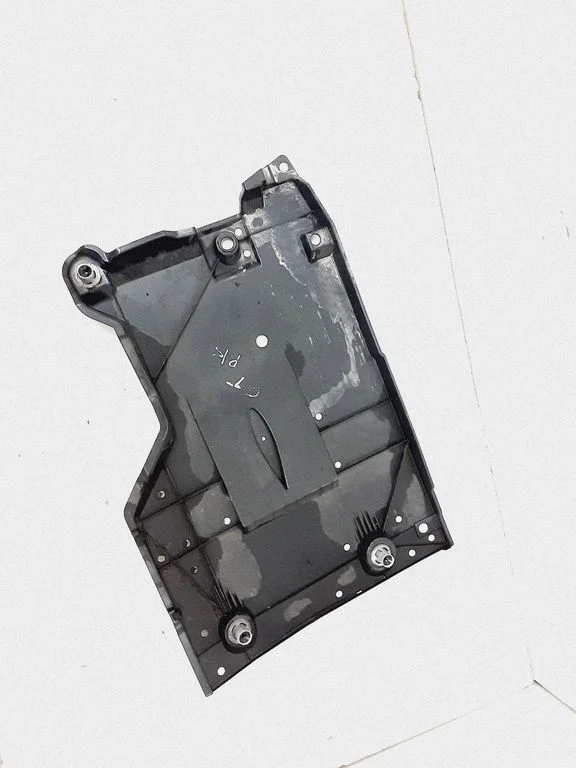 Center/middle under tray cover