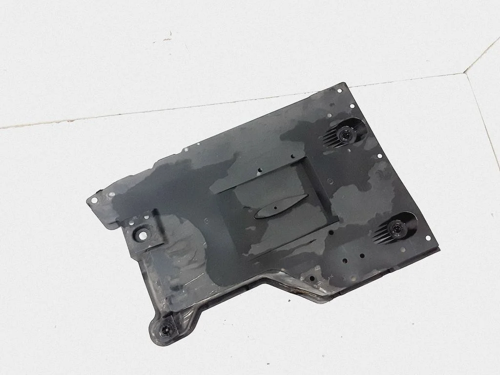 Center/middle under tray cover
