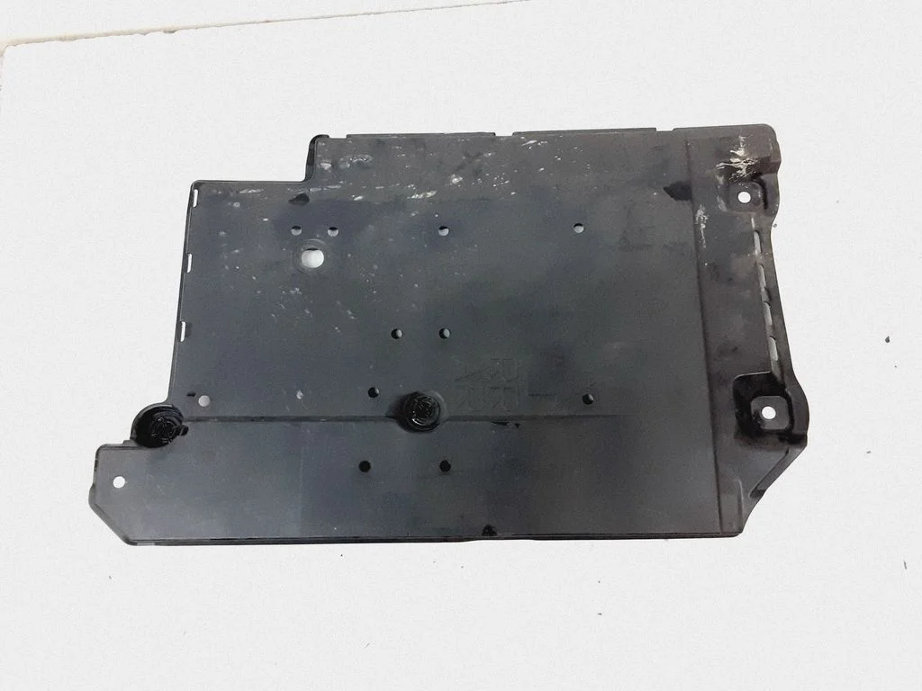 Center/middle under tray cover