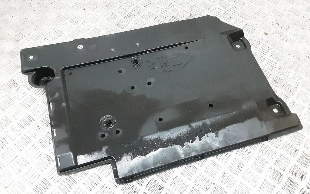 Center/middle under tray cover