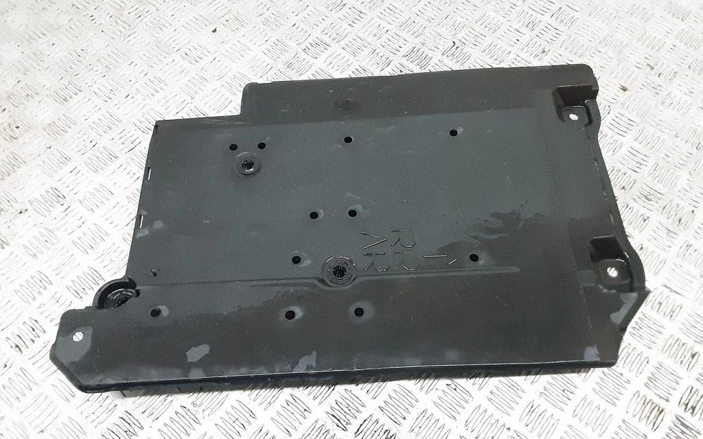 Center/middle under tray cover
