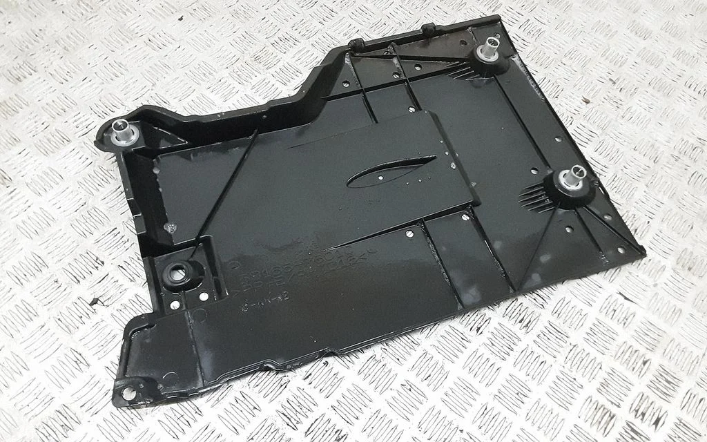 Center/middle under tray cover