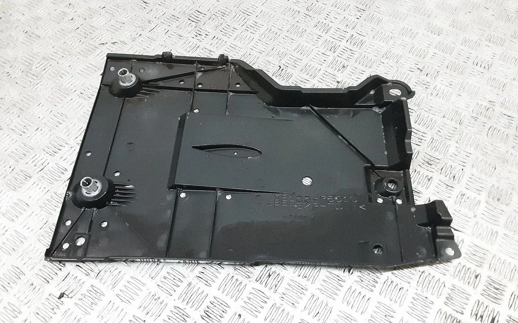 Center/middle under tray cover