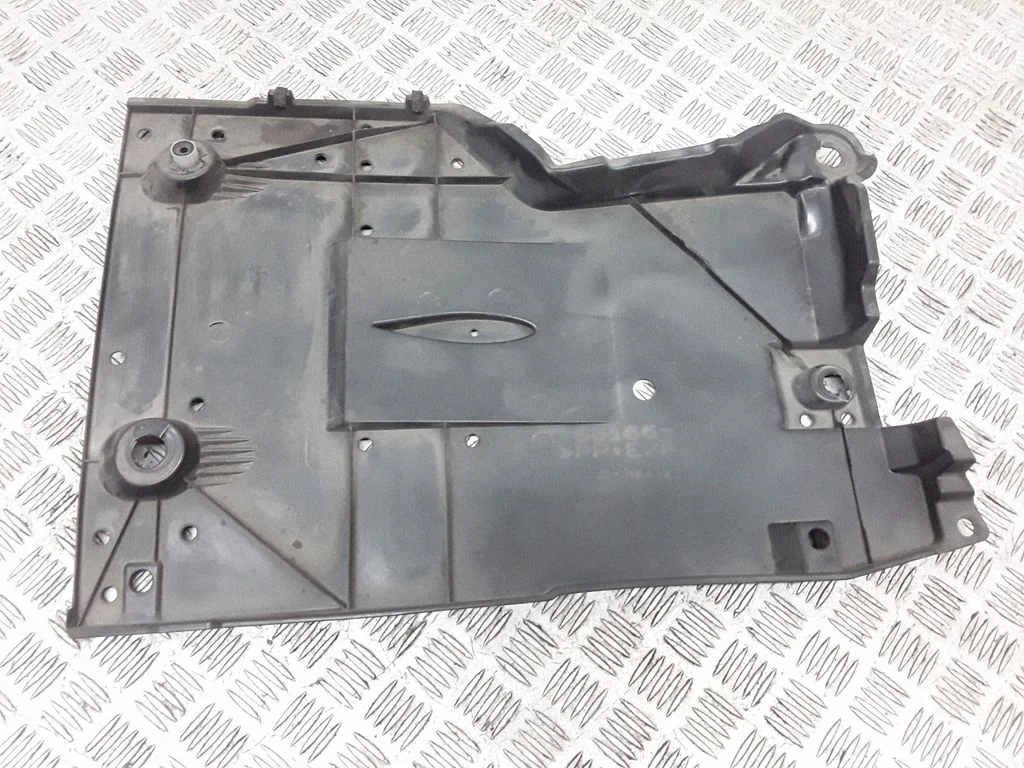 Center/middle under tray cover
