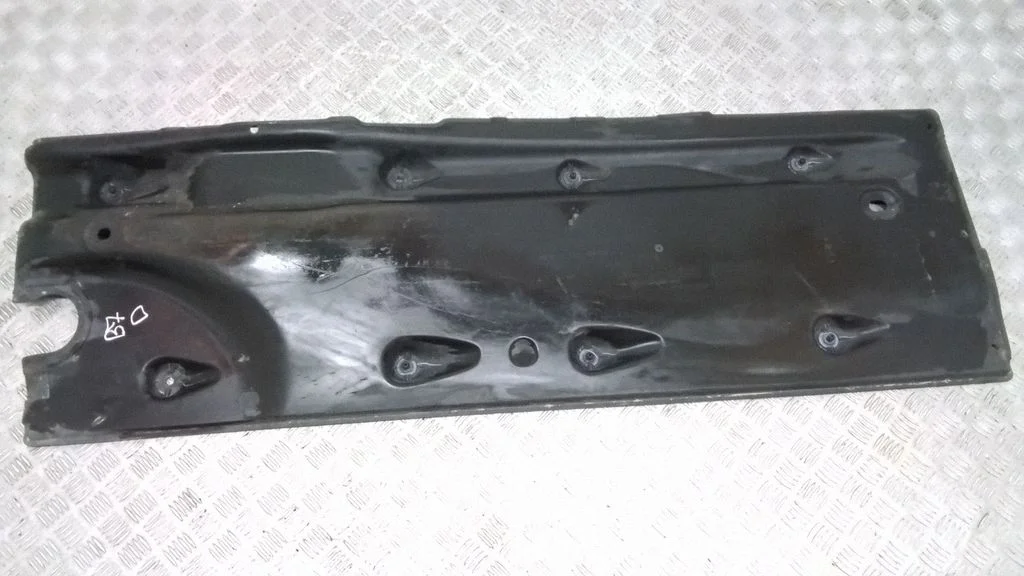 Center/middle under tray cover 561825202A