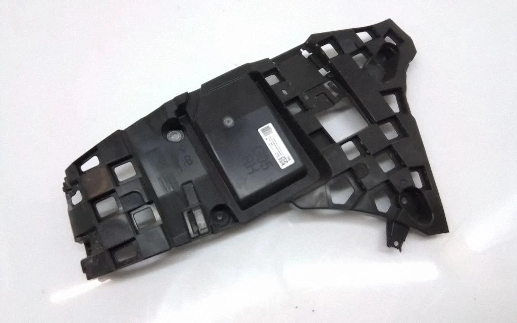 Rear bumper mounting bracket 7420654