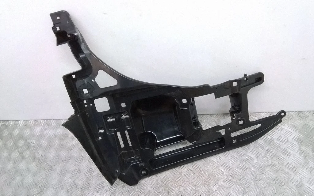 Tagumise kaitseraua kinnitusklamber – BMW i3 (2013-)