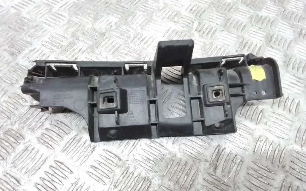 Rear bumper mounting bracket 30657219