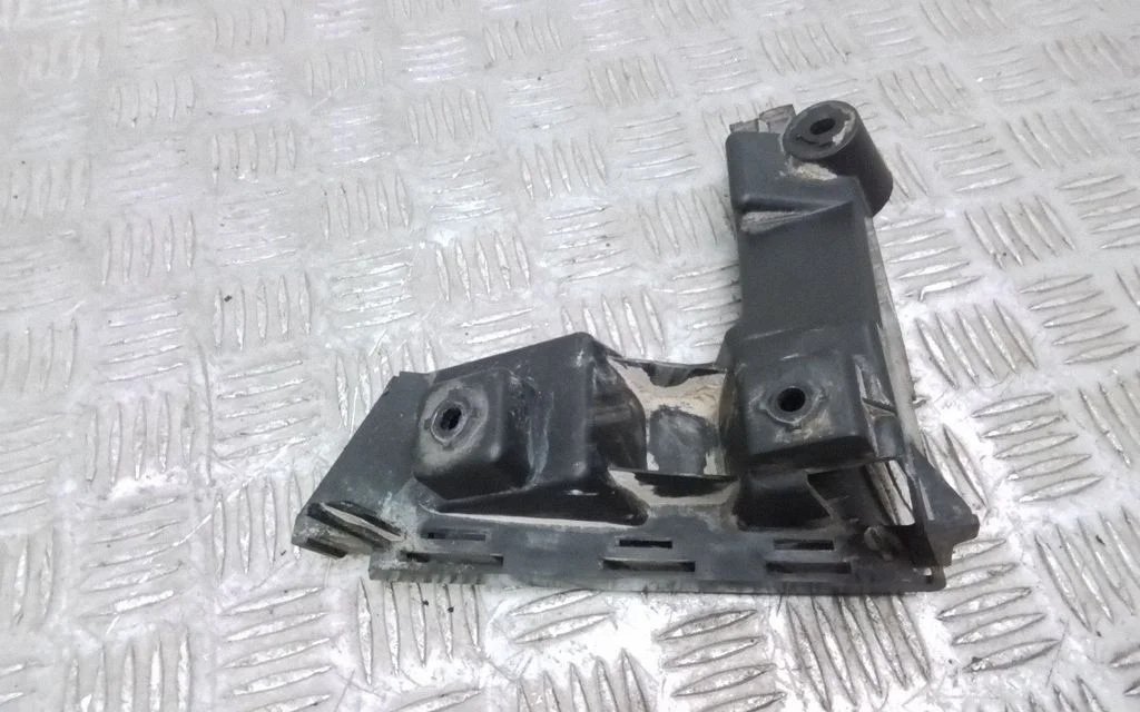 Rear bumper mounting bracket – Volvo V70 (2008-2013)