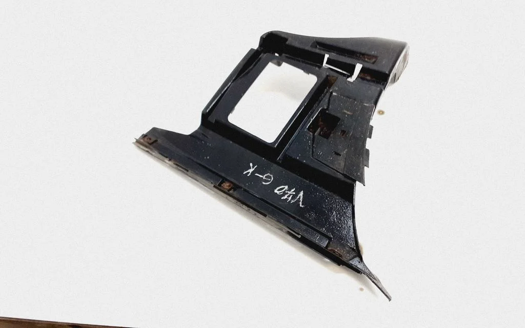Rear bumper mounting bracket 8648196