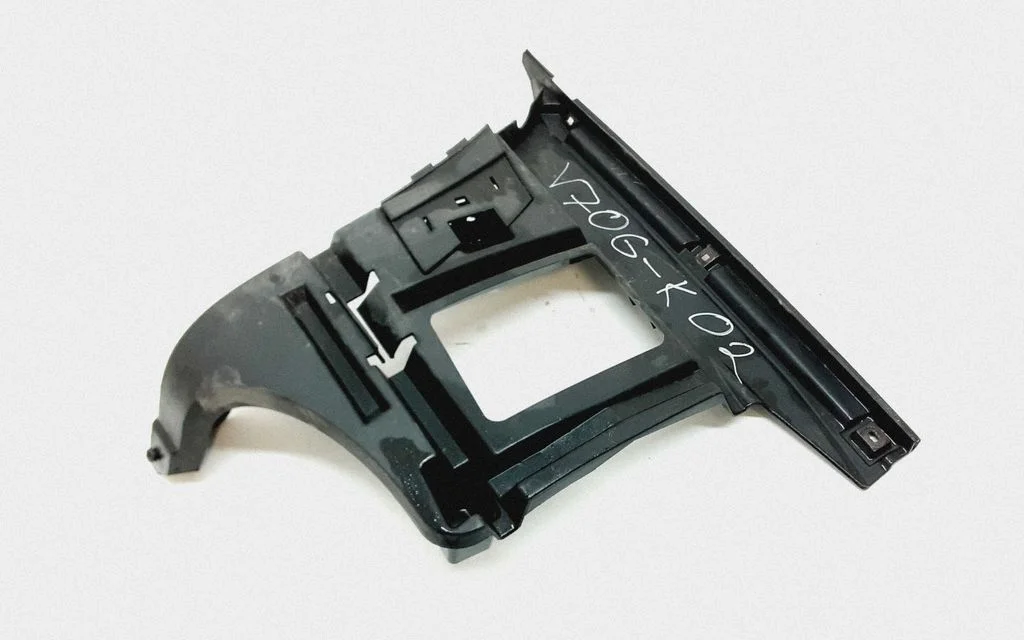 Rear bumper mounting bracket 8648196