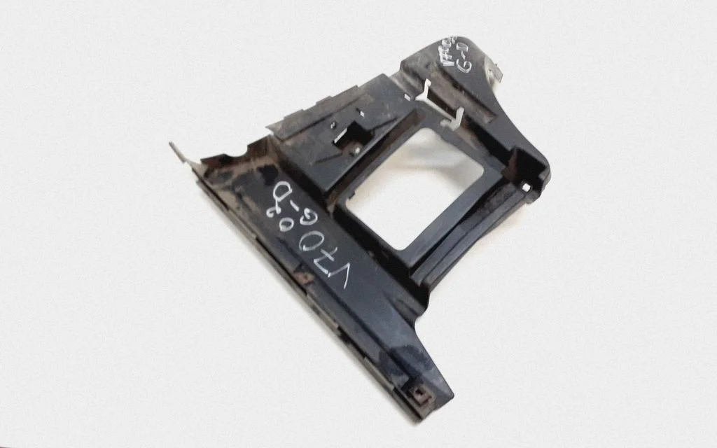 Rear bumper mounting bracket – Volvo V70 (2000-2004)