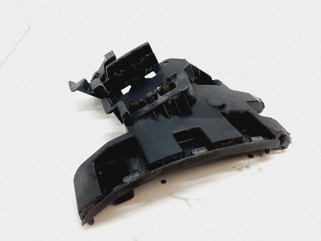 Rear bumper mounting bracket 31364379