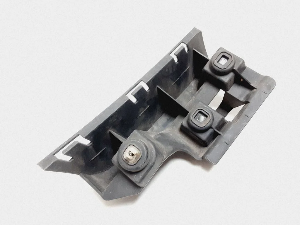 Rear bumper mounting bracket 08693389
