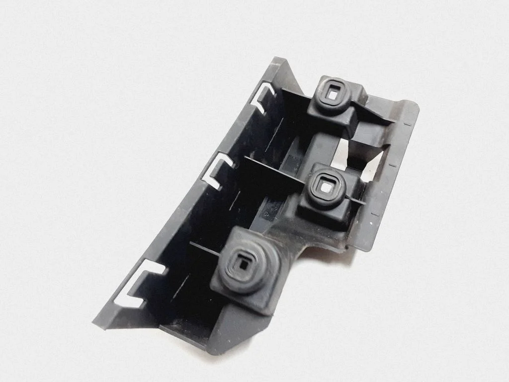 Rear bumper mounting bracket 08693389