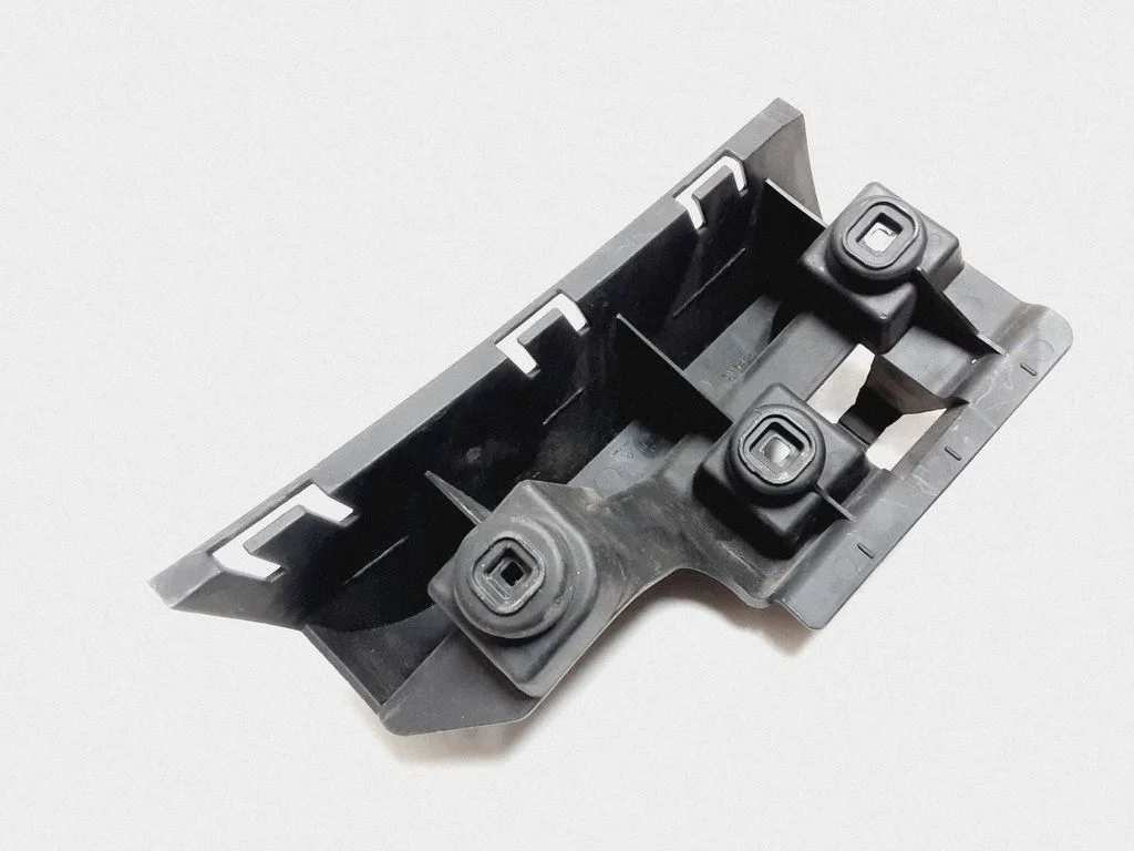 Rear bumper mounting bracket 08693389