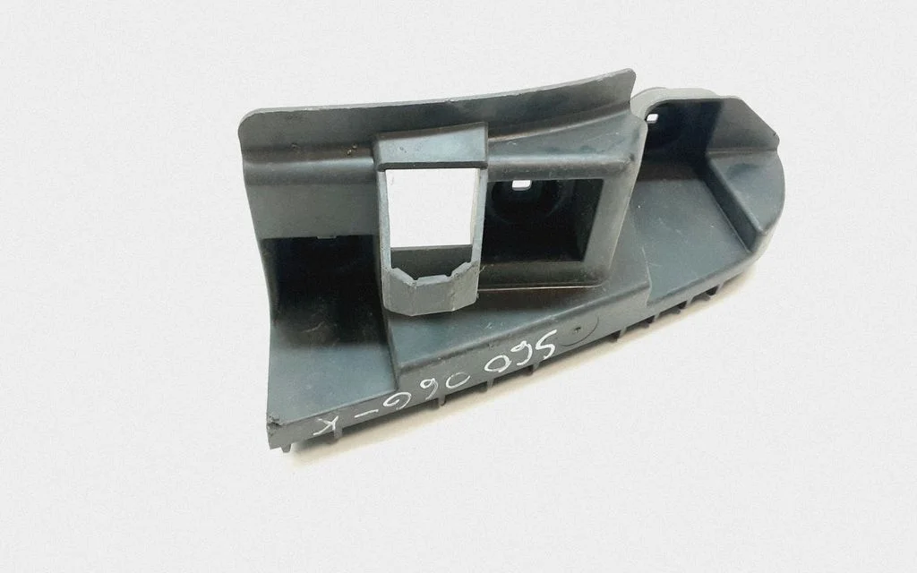 Rear bumper mounting bracket 08693388