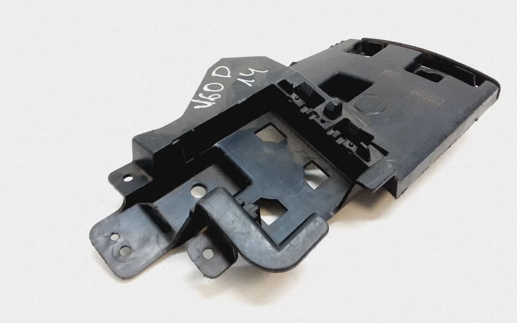 Rear bumper mounting bracket – Volvo V60 (2013-2018)