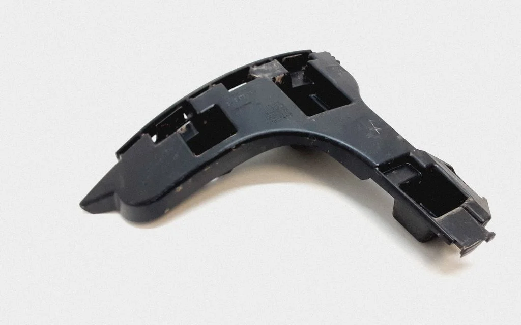 Rear bumper mounting bracket 30763439