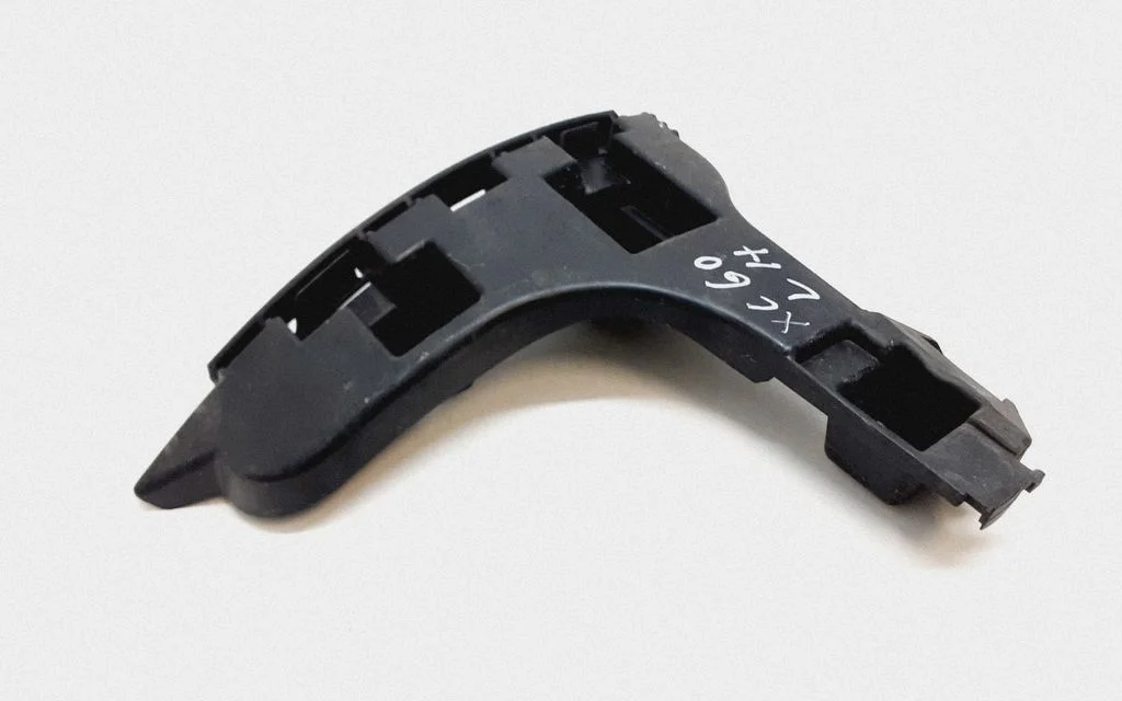 Rear bumper mounting bracket 30763439