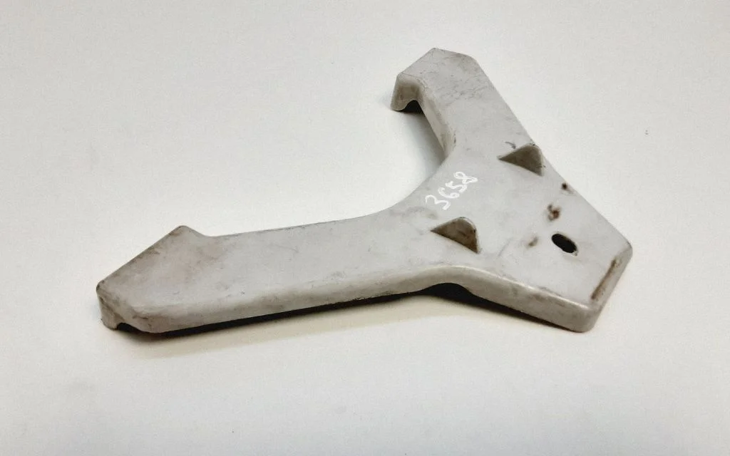 Rear bumper mounting bracket A1648805114