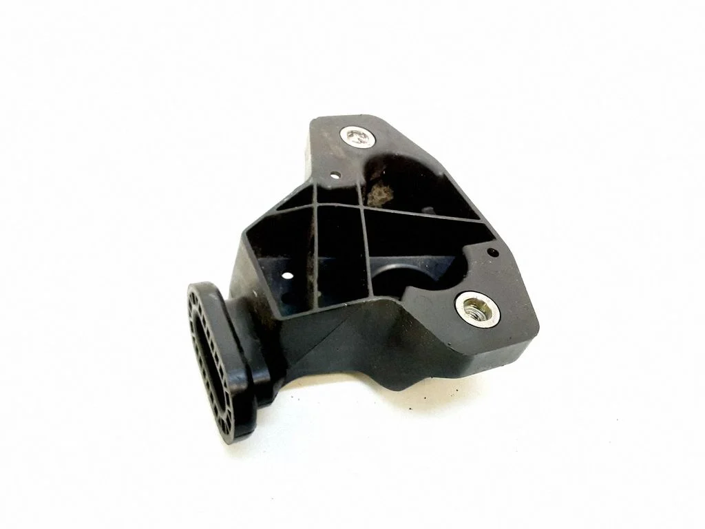 Rear bumper mounting bracket A1648800130