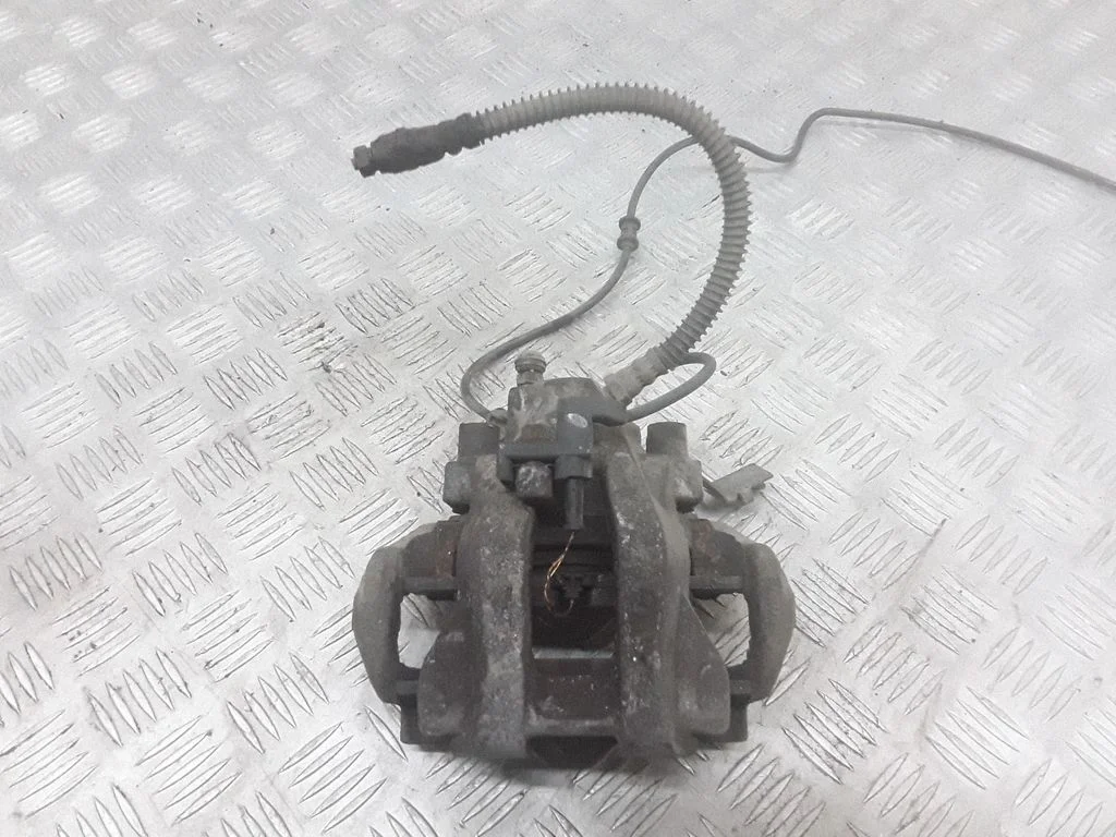 Rear brake caliper – rear right