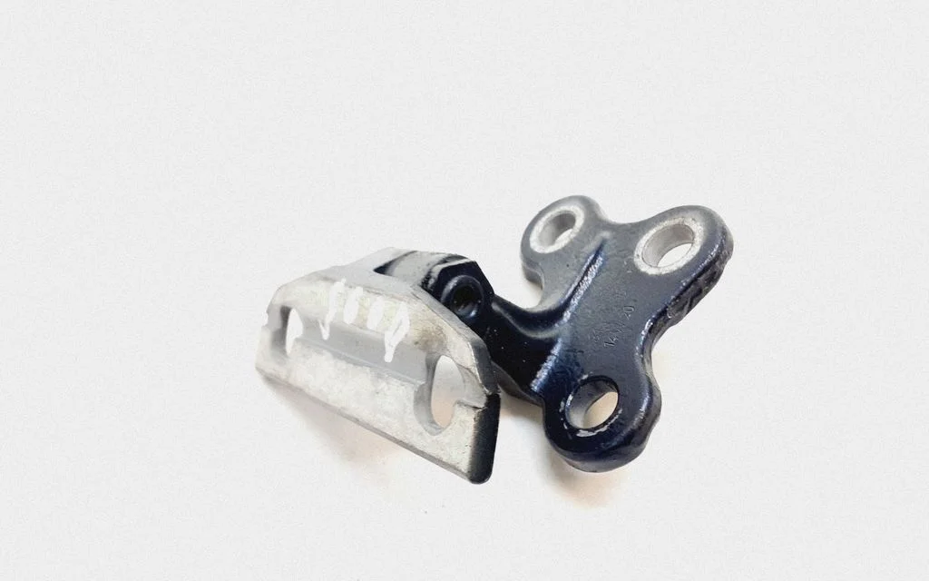 Front door lower hinge – Volvo S60 (2014-2018)