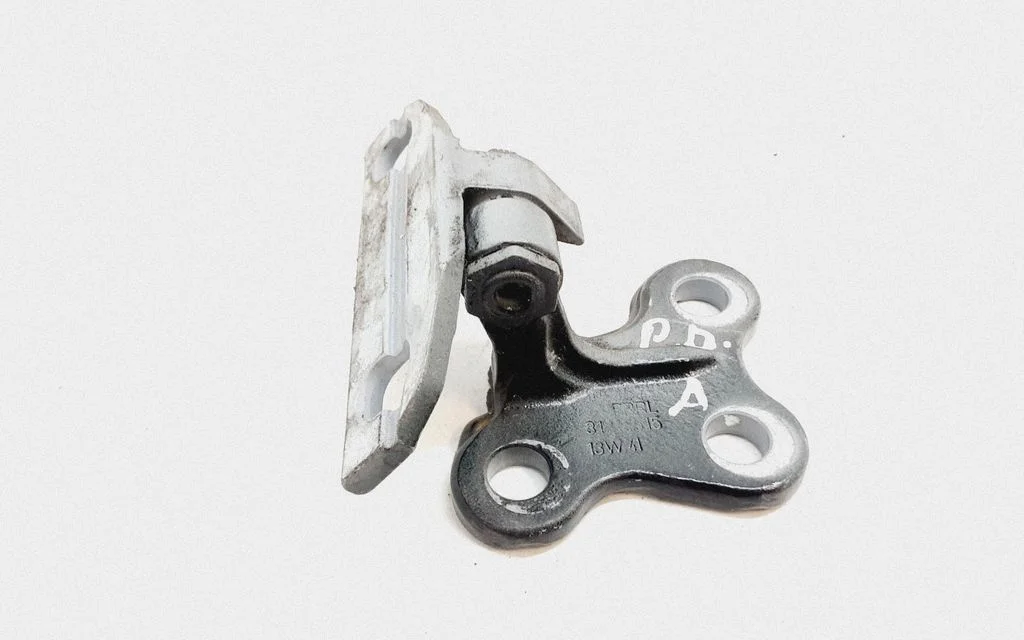 Front door lower hinge – Volvo V60 (2013-2018)