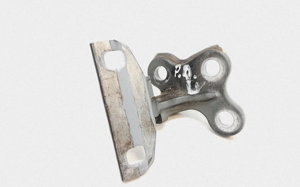 Front door lower hinge – Volvo V60 (2013-2018)