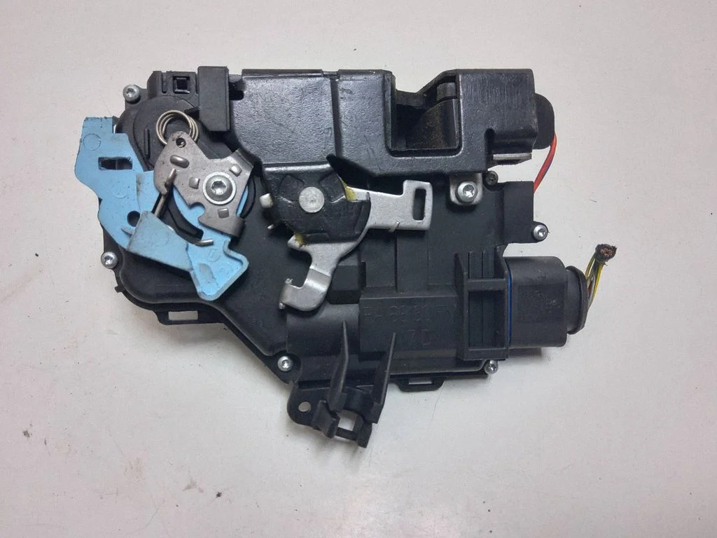 Front door lock 3D2837016J
