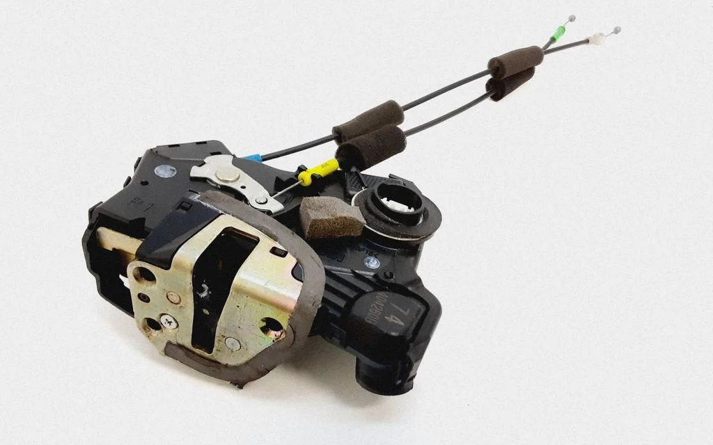 Front door lock – Toyota RAV 4 (XA40) (2012-2018)
