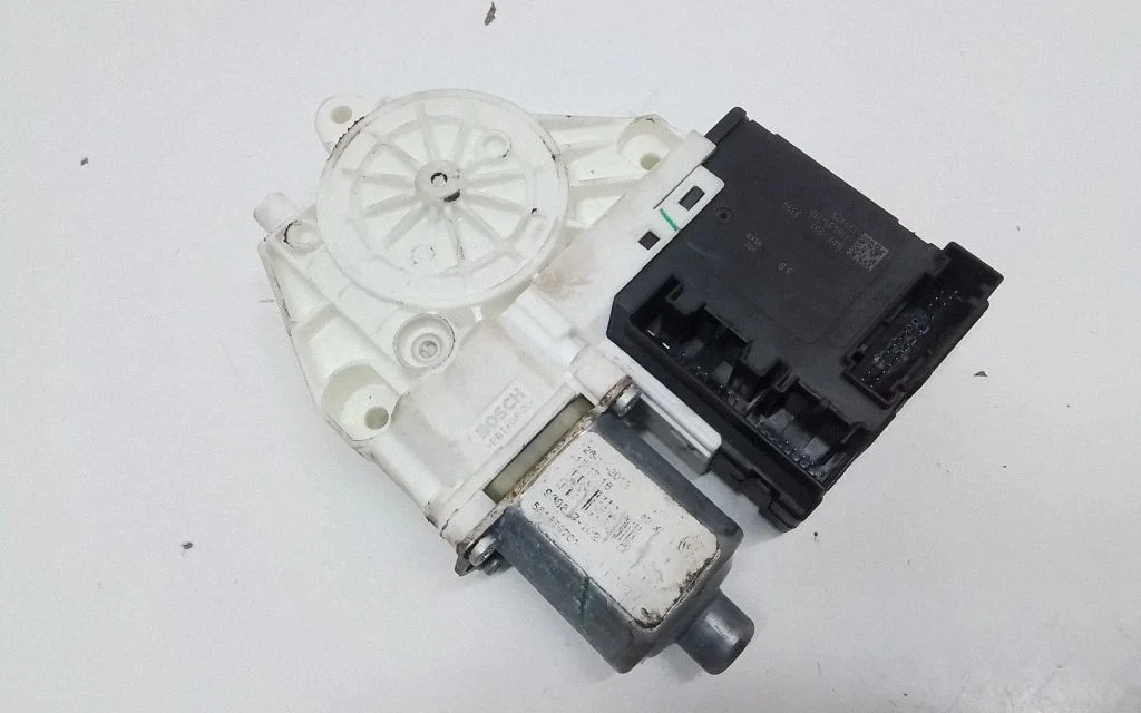 Priekšējā loga pacēlāja motoriņš 3C0959793B