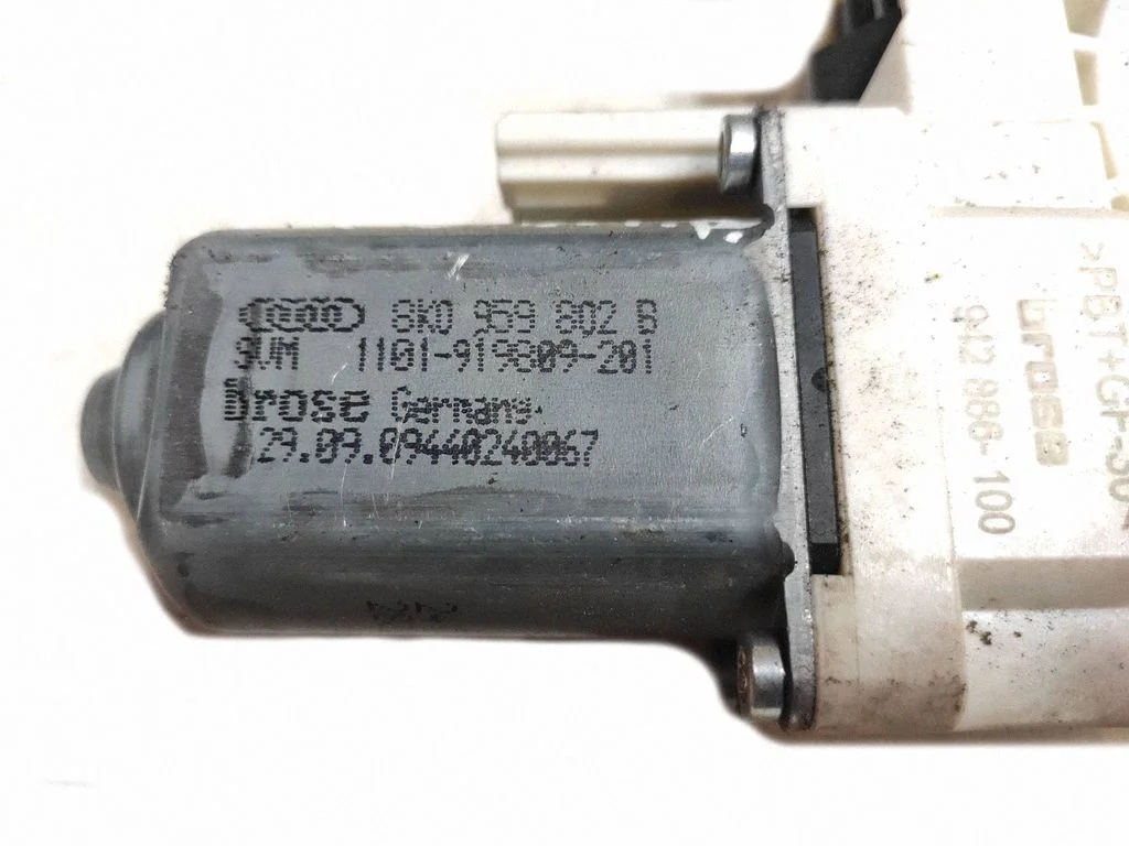 Front door window regulator motor 8K0959802B