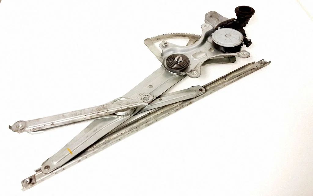 Front door window regulator with motor 8572058010