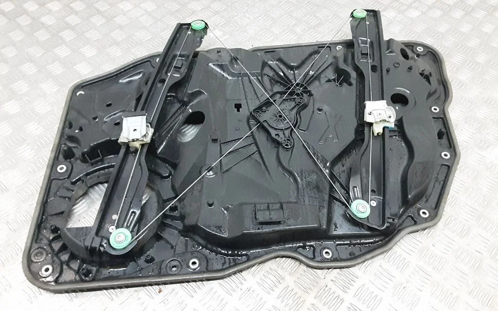 Front window lifting mechanism without motor – Volkswagen Touareg II (2010-2018)