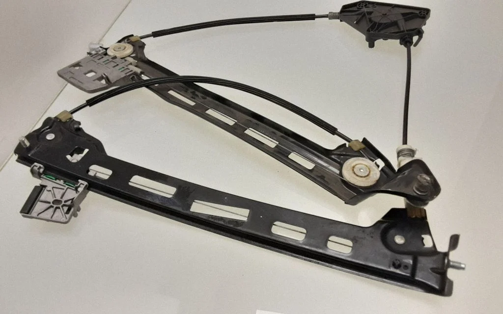 Front window lifting mechanism without motor – Volkswagen Passat CC (2008-2016)