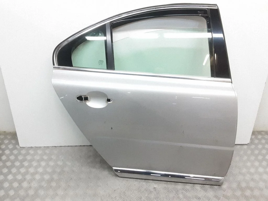 Rear door – rear right