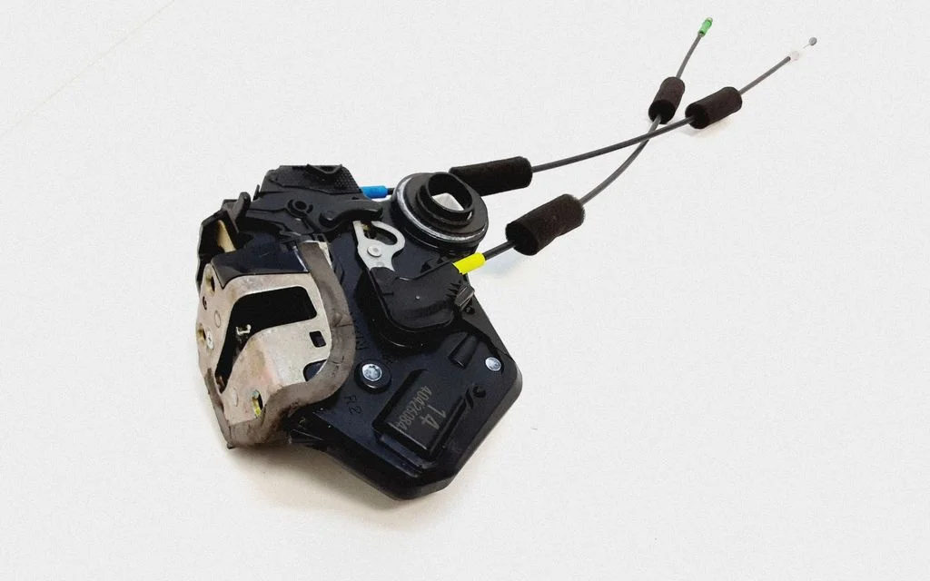 Rear door lock – Toyota RAV 4 (XA40) (2012-2018)