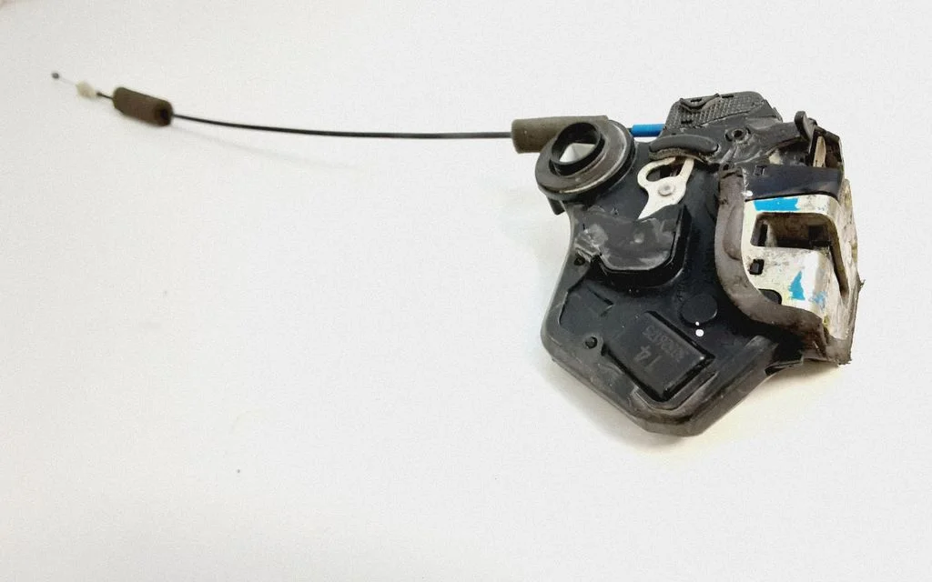 Rear door lock – Toyota RAV 4 (XA40) (2012-2018)