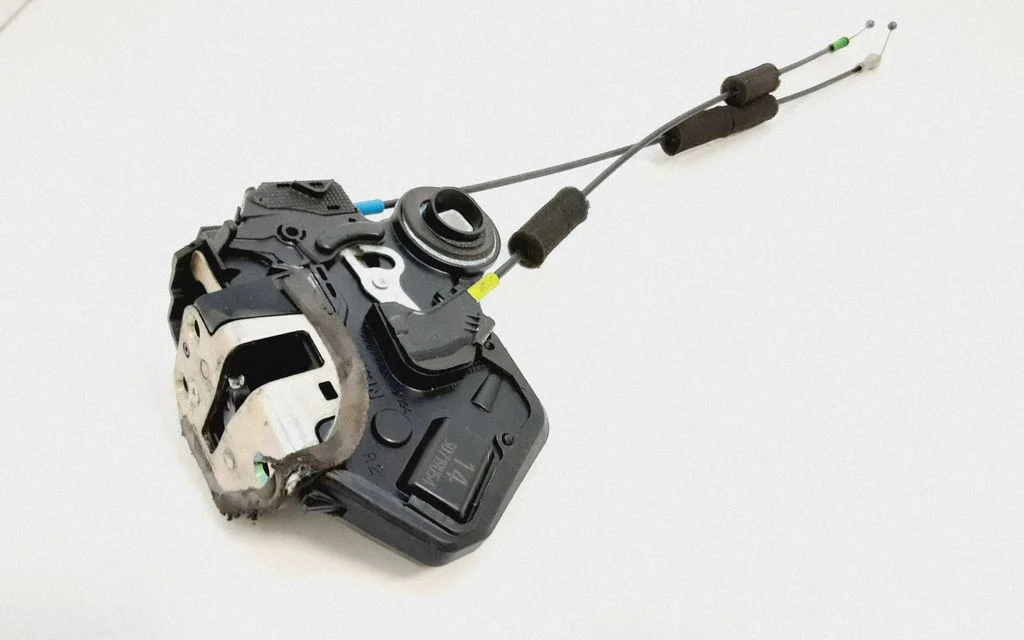 Rear door lock – Toyota RAV 4 (XA40) (2012-2018)