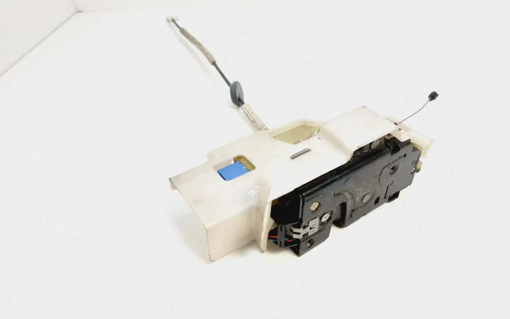 Rear door lock – Volkswagen Touareg I (2002-2010)