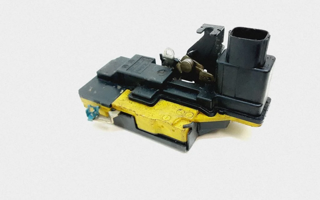 Rear door lock 8650554