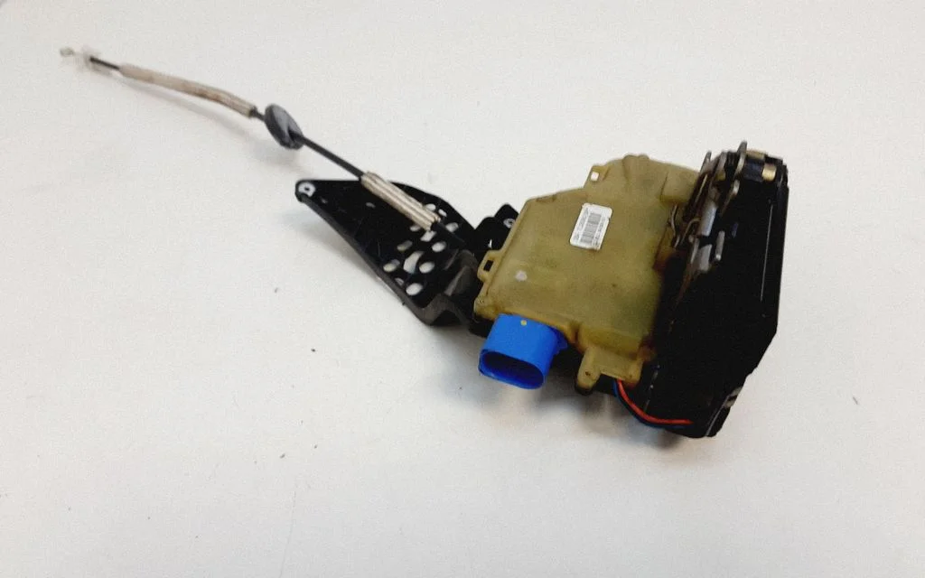 Rear door lock – Volkswagen Touareg I (2002-2010)