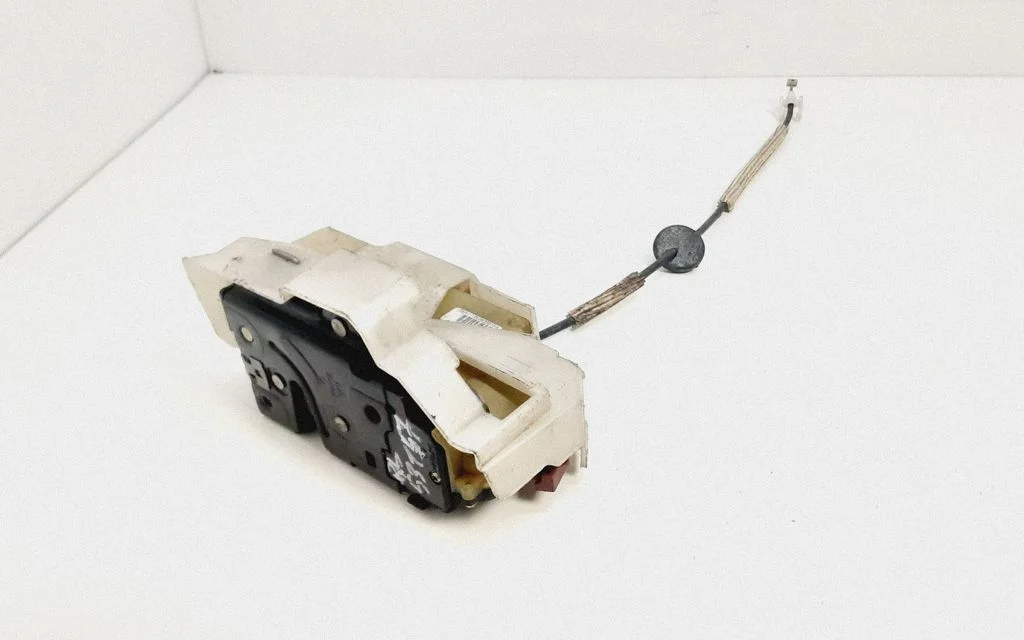 Rear door lock – Volkswagen Touareg I (2002-2010)